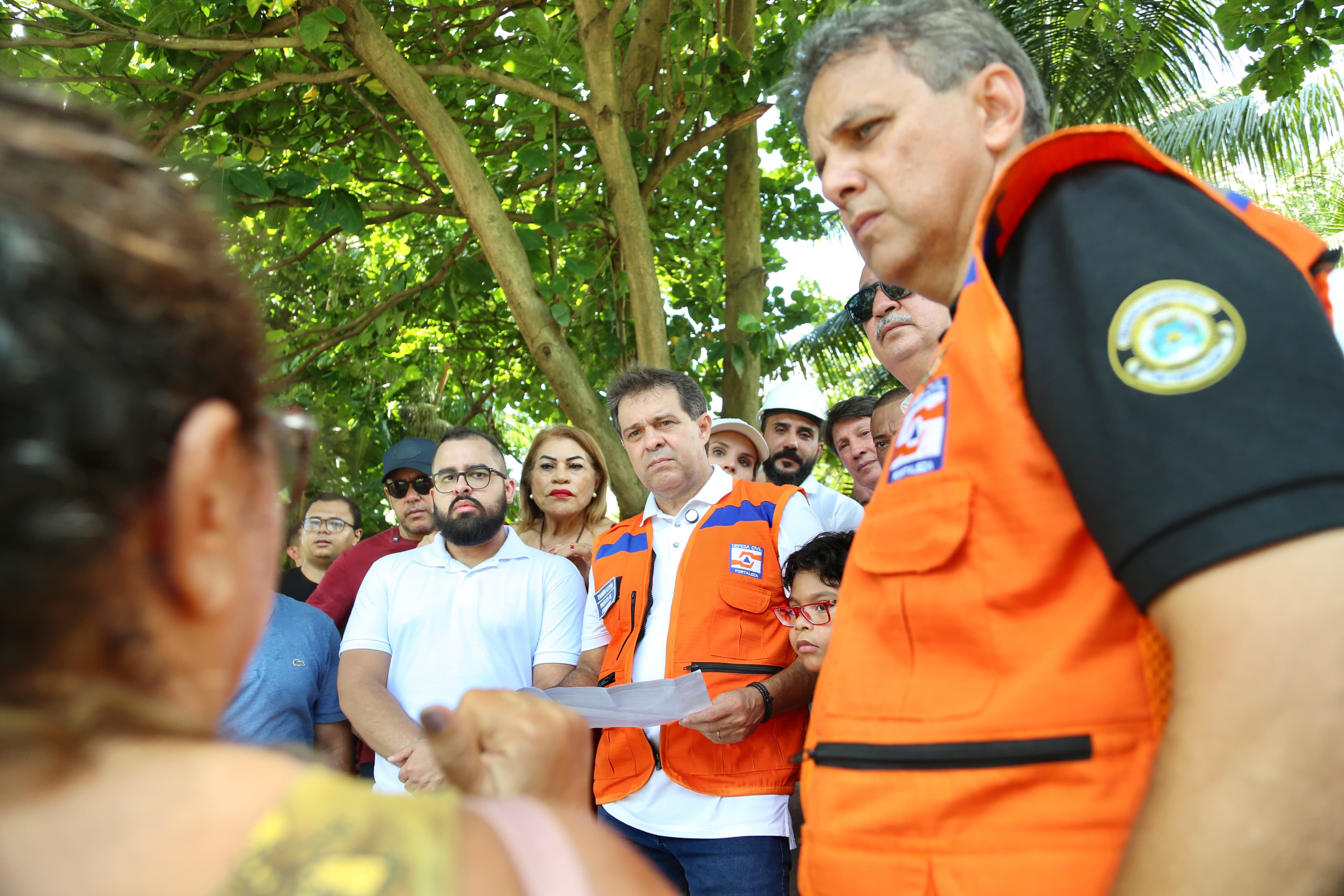 prefeito conversa com um morador